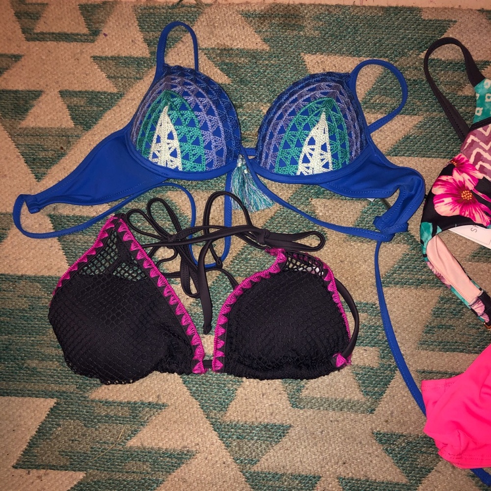 Sets are 10. Brand new tops w tags are 7